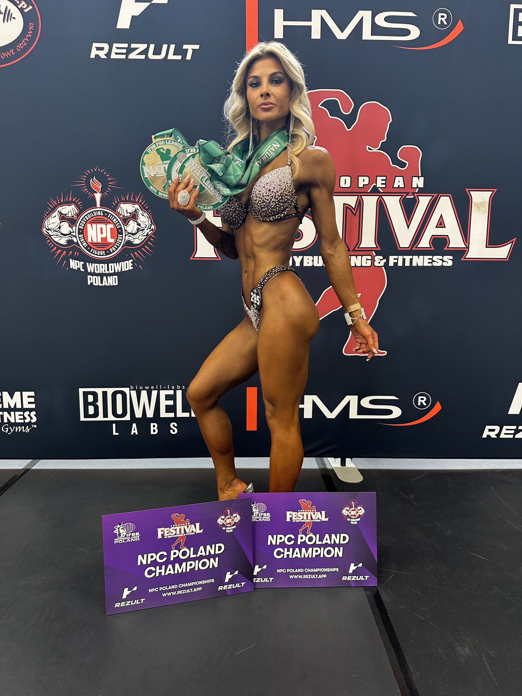 Alina Ptasznik - Mistrzyni Polski NPC Bikini z medalami